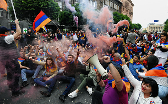Армянская оппозиция заблокировала входы в здание президентского дворца
