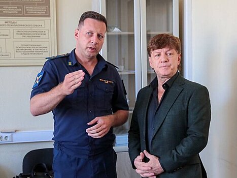 Певец Феликс Царикати посетил единый пункт отбора на военную службу