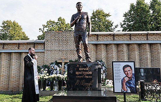 На Троекуровском кладбище открыли памятник Юрию Шатунову