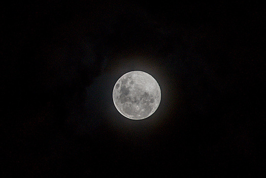 Москвичи увидели завораживающее суперлуние