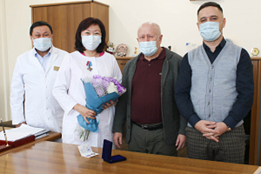 В Бурятии общественники наградили медицинских работников за работу по борьбе с коронавирусной инфекцией