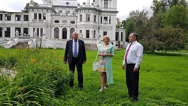 Глава управы Виктор Коль посетил усадьбу "Грачёвка"