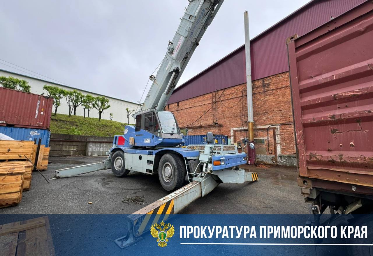 Придавило насмерть: труба рухнула на сотрудника логистической компании во Владивостоке