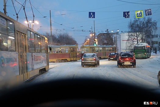 Снежный-снежный день: наблюдаем в режиме онлайн за ситуацией на улицах Екатеринбурга
