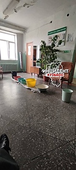 Вода хлынула с потолка в поликлинике Анжеро-Судженска