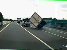 Владелец автофургона перемудрил и опрокинул своё транспортное средство