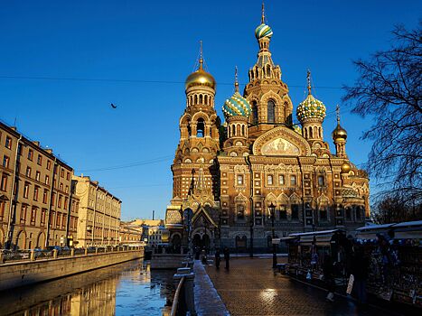 Оголившихся на фоне храма подростков задержали в Петербурге