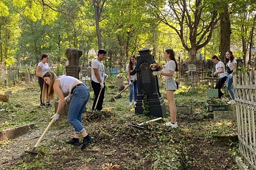 За порядок на кладбище Пятигорска теперь отвечает молодежь