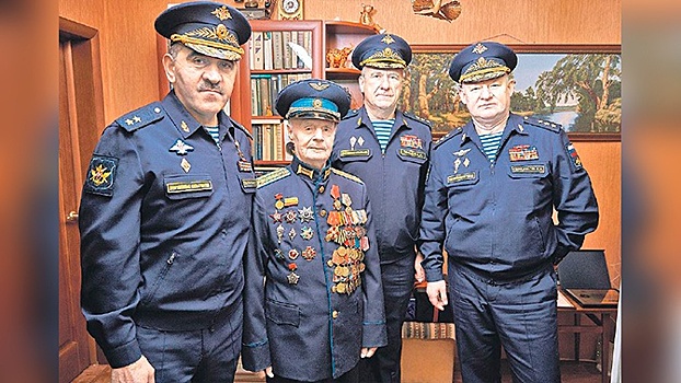 Евкуров поздравил ветерана Войны с 96-летием и вручил ему награду «За заслуги перед Отечеством»