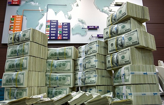 Доллар продолжил укрепление к мировым валютам