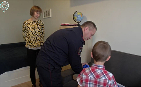 Инспекторы ГИБДД приехали к ребенку, спасенному пять лет назад