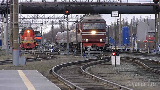 Тюменский подросток упал с моста на железнодорожные пути