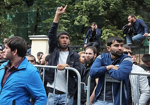 Сотни мусульман вышли на акцию протеста в центре Москвы