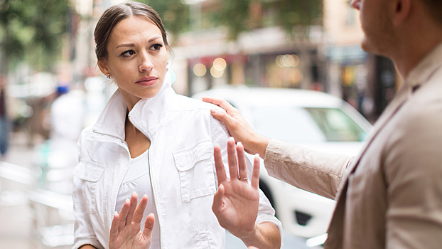 Как вести себя, если пристают на улице? Советы юриста и психиатра