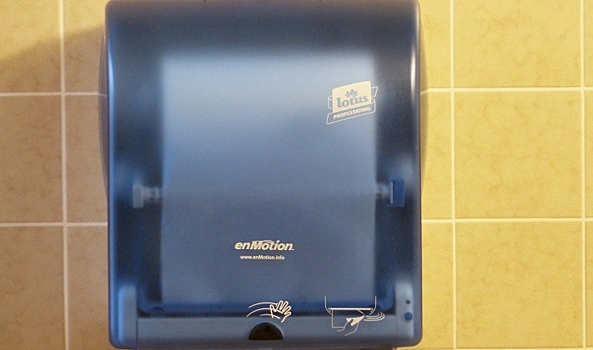 Воздушные сушилки для рук оказались вреднее салфеток