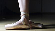 Балерины показали необычные трюки в профессиональный праздник