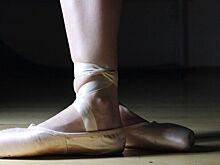 Балерины показали необычные трюки в профессиональный праздник