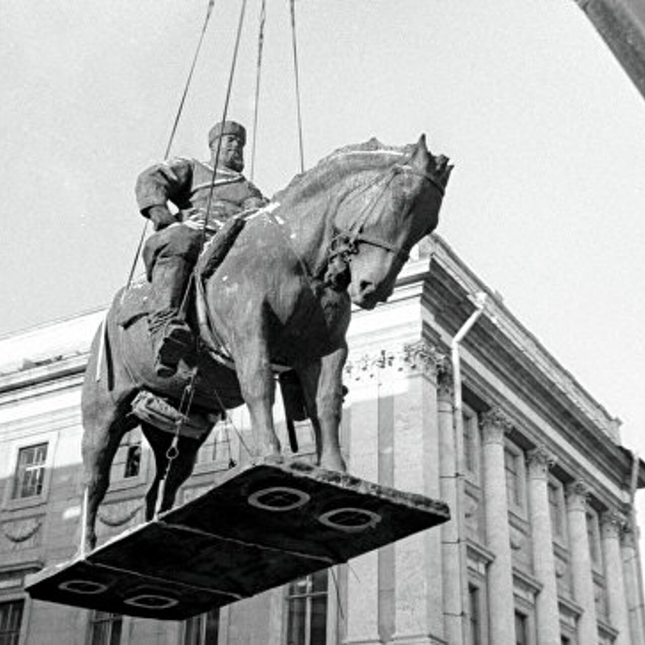 Комод бегемот обормот. Памятник александру iii паоло трубецкого. Комод бегемот обормот. Обормот на бегемоте. На комоде бегемот.