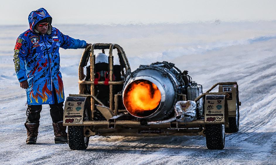Необычное транспортное средство на фестивале скорости на льду "Байкальская миля - 2023" на озере Байкал