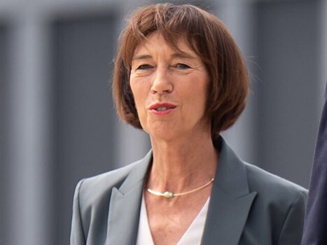 DPA: жена Мерца Шарлотта упала во время прогулки на велосипедах