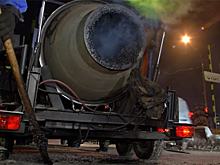 Старым асфальтом латают ямы на Октябрьском мосту