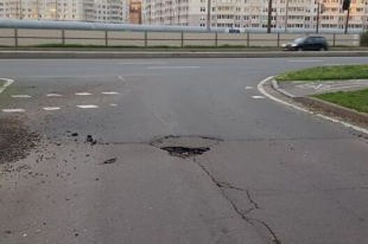В Петербурге яма образовалась на дороге на следующий день после ремонта