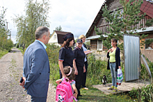 В Новгородской области в рамках акции «Помоги пойти учиться» общественники и полицейские посетили семьи будущих первоклассников