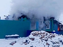 Женщина спасла четверых детей из горящего деревянного дома в Иркутской области