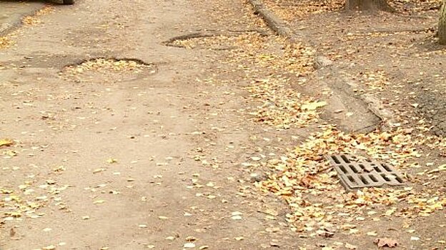 Во дворе на Ладожской из-за ям пешеходы делят дорогу с автомобилями