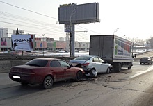 Не успевшая затормозить «Тойота» собрала аварию с двумя машинами возле «МЕГИ»