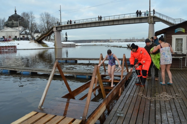 «Церковь не призывает окунаться в проруби в мороз»: священник рассказал, как провести праздник Крещения