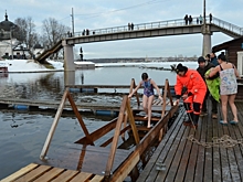 «Церковь не призывает окунаться в проруби в мороз»: священник рассказал, как провести праздник Крещения