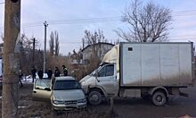 В Волгограде грузовик сбил пешехода и врезался в фургон