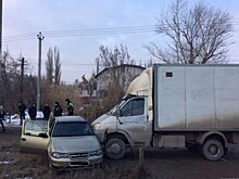 В Волгограде грузовик сбил пешехода и врезался в фургон