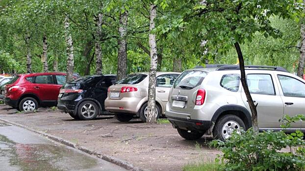 Первых нарушителей запрета парковки на газонах выявили в Вологде