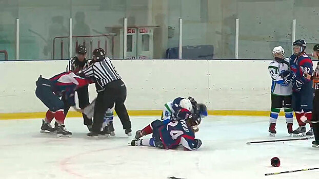 Хоккеистки устроили в Красноярске жестокую драку