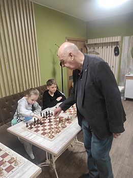 Спустя 49 лет международный мастер Александр Филипенко вновь сыграл в шахматы с жителями Сарапула