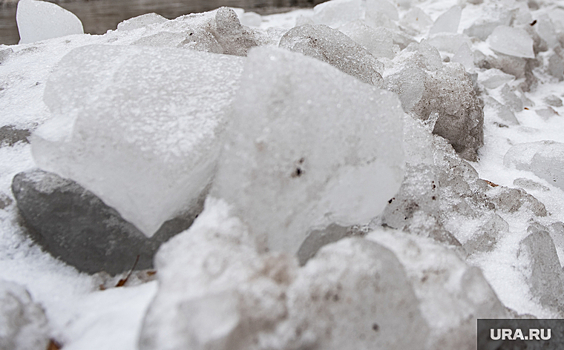 Появилось видео падения льда на пермячку в Березниках, от которого она погибла
