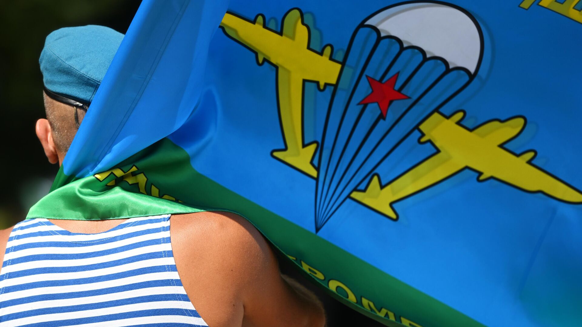 Появилось видео прыжка десантника с парашютом из окна многоэтажки в Анапе