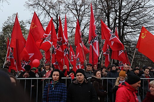 КПРФ и «Левый фронт» начали шествие в Москве