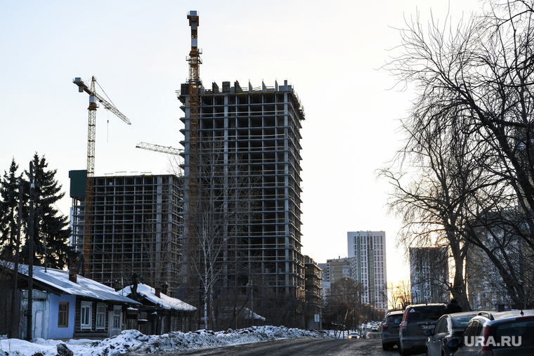 Рабочий сорвался со строящейся девятиэтажки в свердловском городе