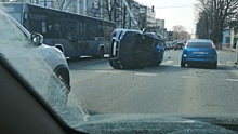 Иномарка перевернулась в Вологде, столкнувшись с машиной скорой помощи