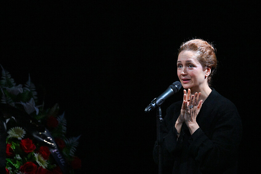 Актриса Виктория Исакова на церемонии прощания с народной артисткой РФ Верой Алентовой в Московском драматическом театре имени А.С. Пушкина, 29 декабря 2025 года