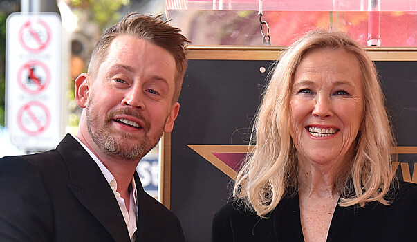 Маколей Калкин почтил память экранной мамы из «Один дома»