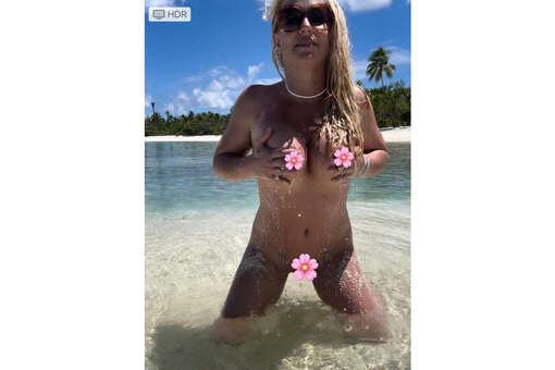 Певица Бритни Спирс опубликовала фото без одежды