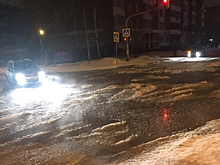 Район Екатеринбурга превратился в каток после прорыва водопровода