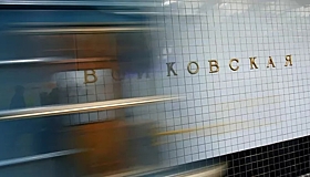 Столкнувшему девушку под поезд в метро Москвы предъявили обвинение