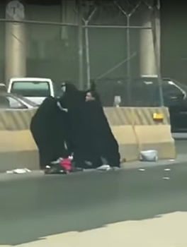 Женщины в хиджабах устроили массовую драку на дороге. Видео