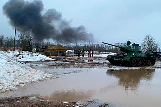 В российском городе на Масленице расстреляли чучело из танка