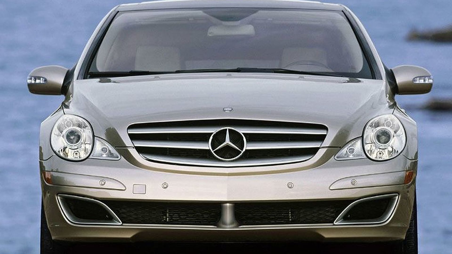 Mercedes отзывает почти 300 тыс старых авто из-за критических проблем